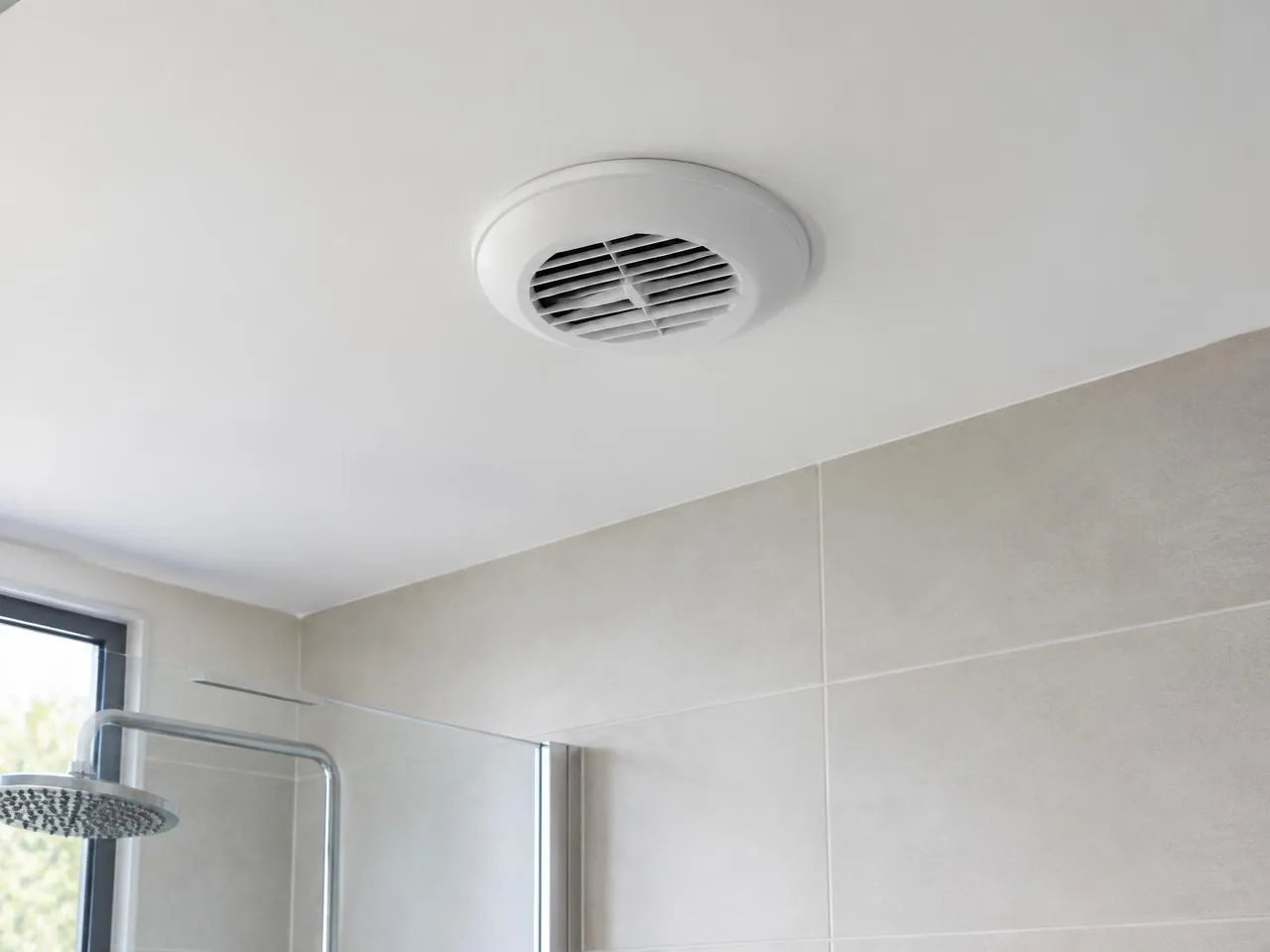 Bouche de VMC au plafond d’une salle de bain