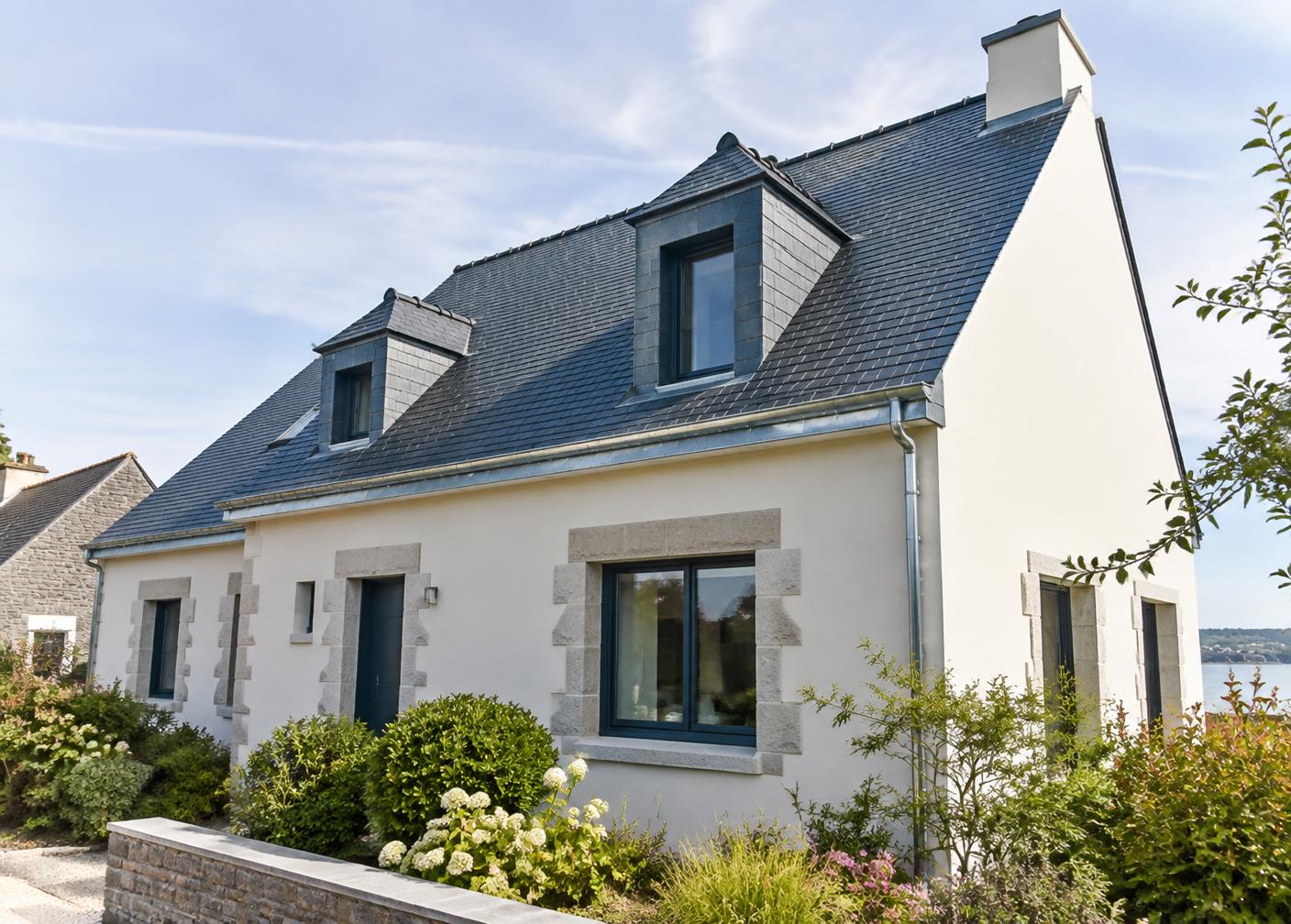 Toiture et façade rénovées d’une maison
