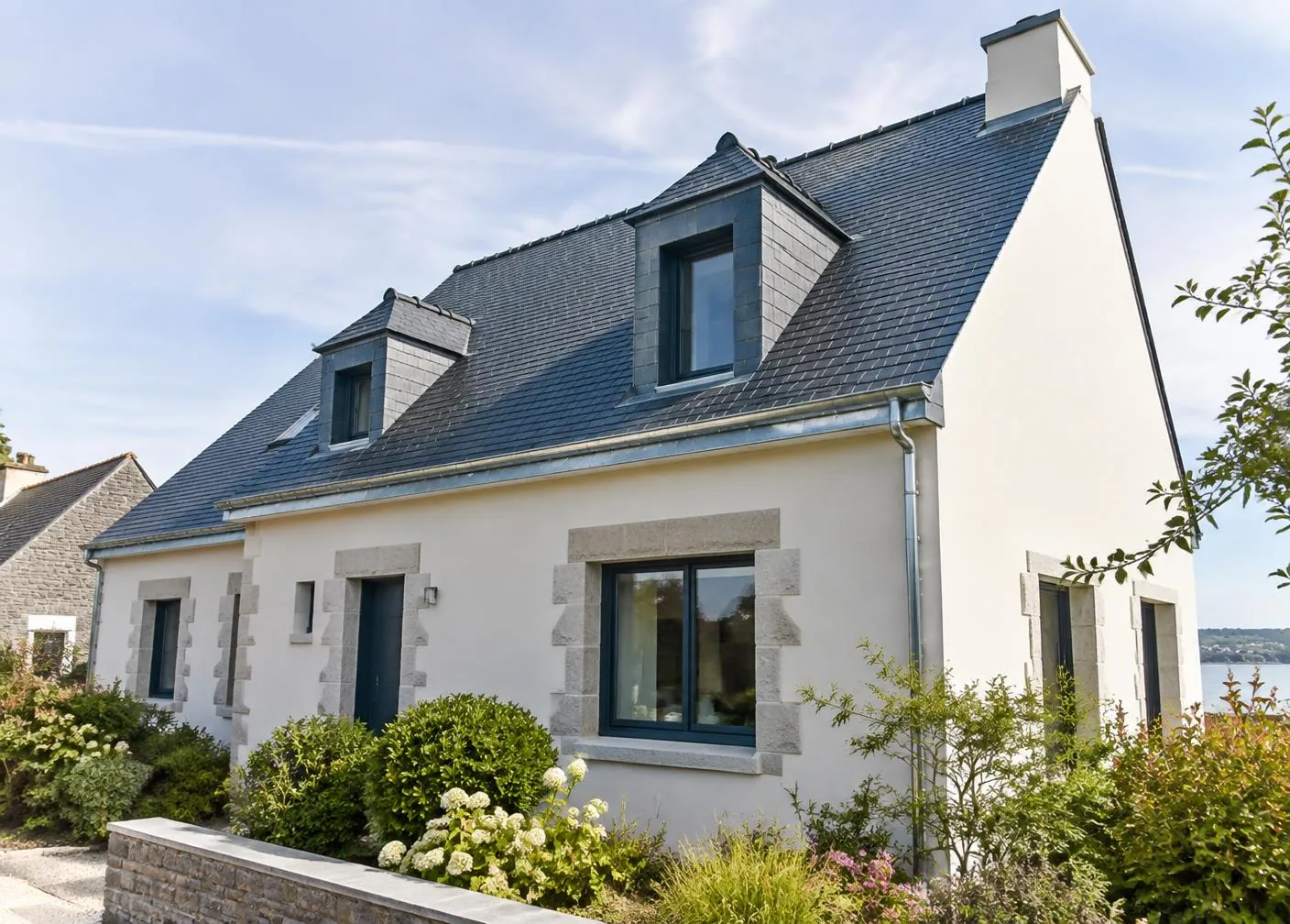 Toiture et façade rénovées d’une maison