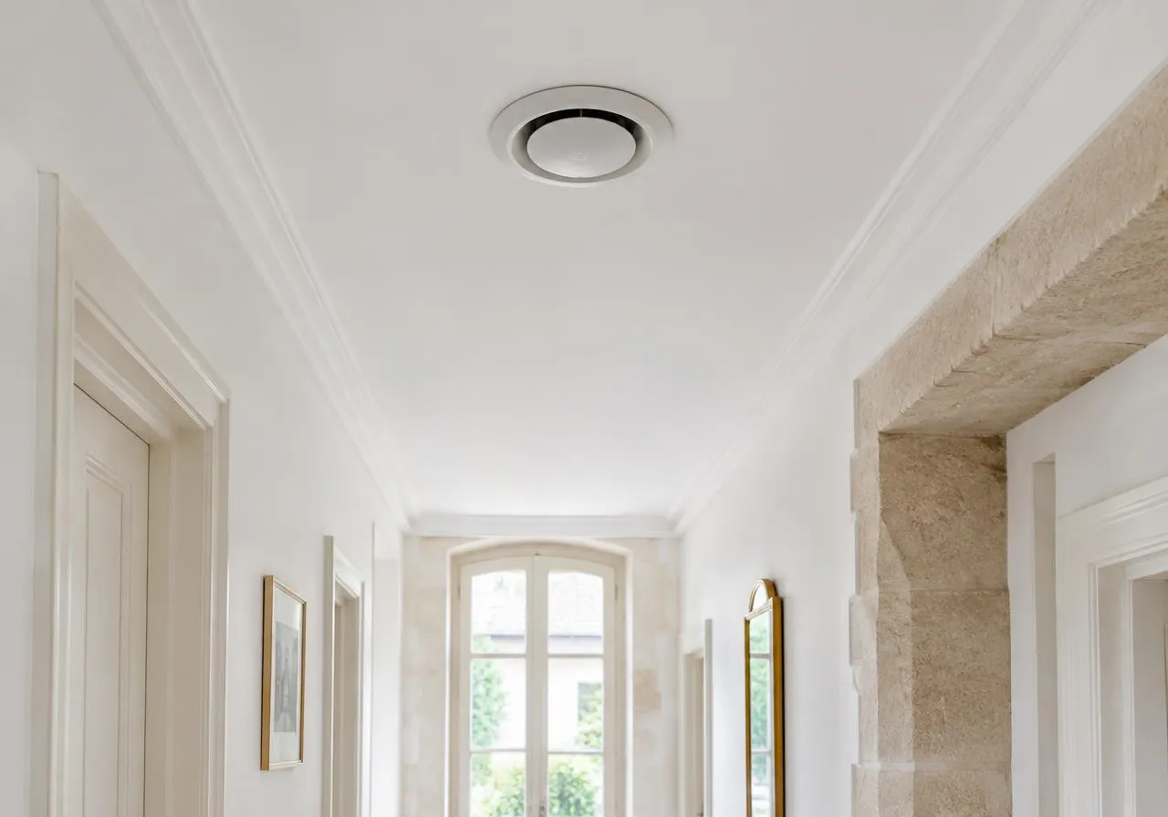 Bouche d'insufflation de ventilation au plafond d'un couloir, maison en Bretagne
