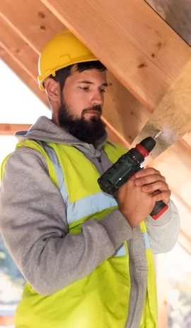 Artisan de Office de l'habitat qui rénove une toiture